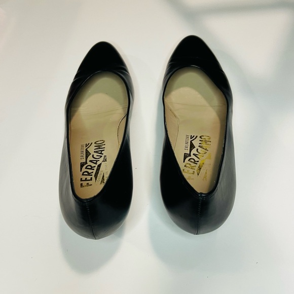 Salvatore Ferragamo Women’s Beautiful Classic 90’s Black Pump Heels Size 7AA - Picture 3 of 8